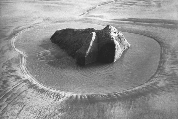 Rock on sand, Porbandar (b/w photo)  de 