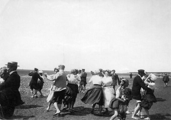 Travel/Sea bathing/ Buesum beach, dance