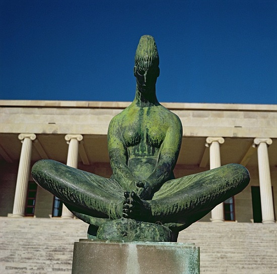 Statue in front of the Anthropological Museum, Split de 