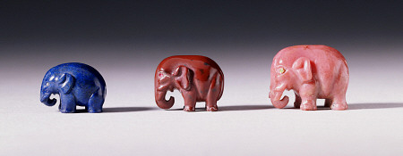 Three Miniature Elephant Figures Carved From Lapis Lazuli, Jasper And Rhodonite de 