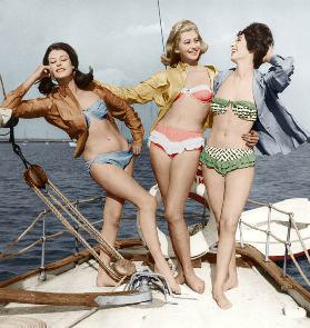 Tres mujeres jóvenes con bikinis documento coloreado