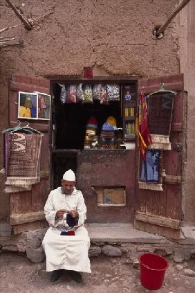 Vendor knitting, Taouit (photo) 