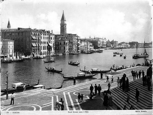 View of the Grand Canal looking towards the Molo (b/w photo) 1880-1920 de 
