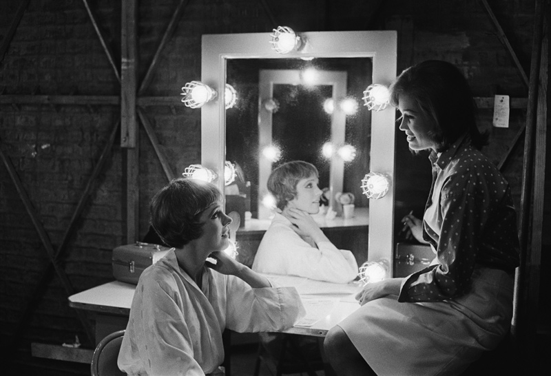 Julie Andrews and Mary Tyler Moore on the set of Thoroughly Modern Millie de Orlando Suero