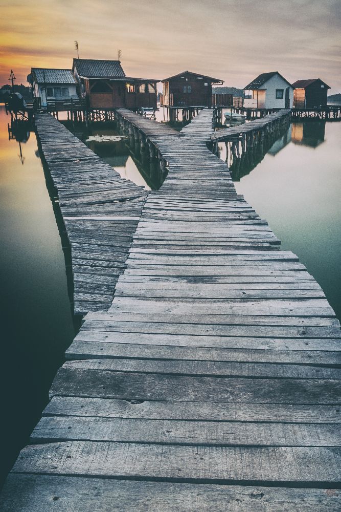 lake and roads and cottages de Pavol Stranak