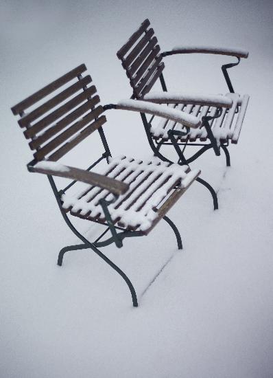 Schneebedeckte Stühle de Peter Steffen