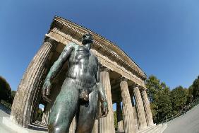 Statue und Tempel im Wiener Volksgarten