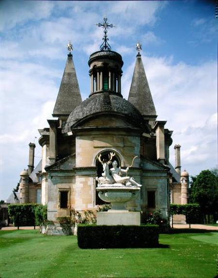 Exterior view of the chapel with sculpture of Diana the Huntress in front (photo) de Philibert Delorme