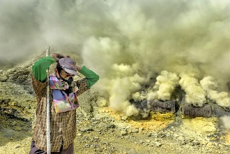 sulphur miner wearing mask