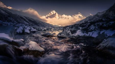 Ama Dablam 《巅峰暮色》