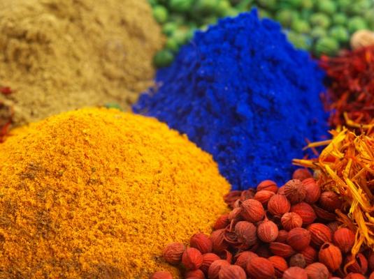 Mixed dyes and spices de Quentin Bargate