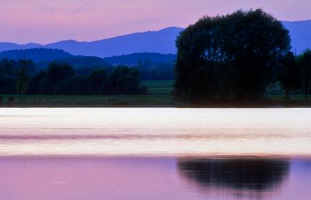 Farbenspiel im Wasser (von blau bis rosarot) durch einen Sonnenuntergang