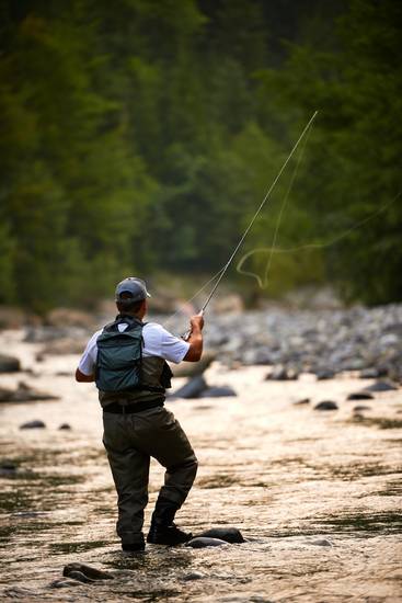 Fischer beim Fliegenfischen in der Bregenzerache