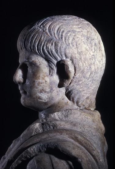 Togate statue of the young Nero, side view of the head de Roman