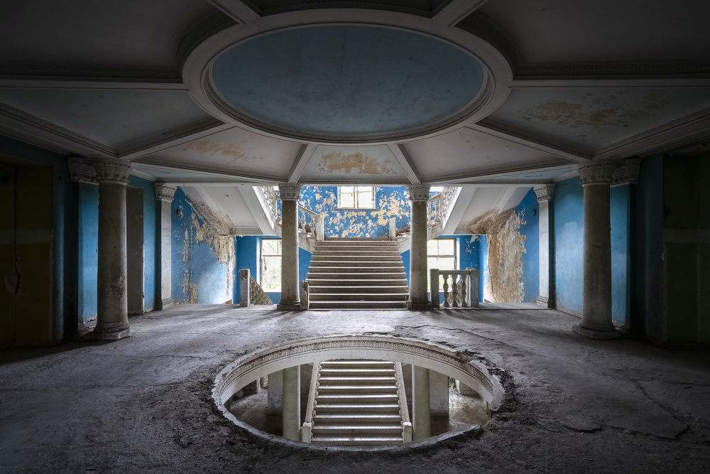 Dark Blue Staircase de Roman Robroek