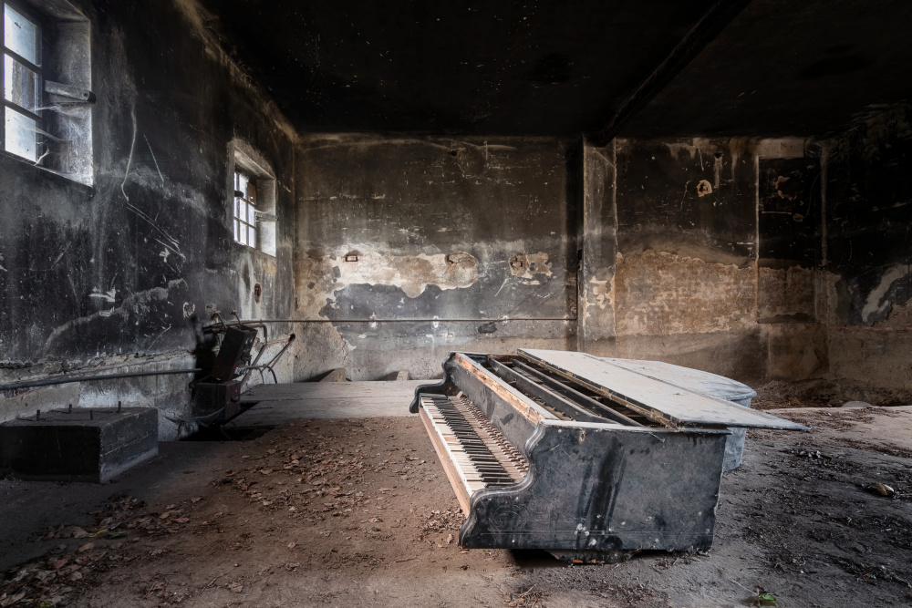 Piano in Burned Garage de Roman Robroek