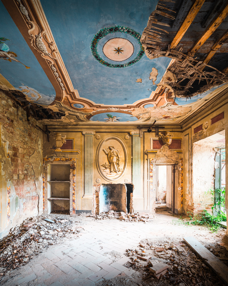 Abandoned Villa with Fresco de Roman Robroek