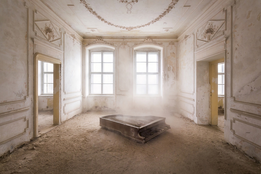 Abandoned Piano in the Dust de Roman Robroek