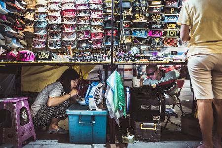 Between two worlds of Thaï sellers.