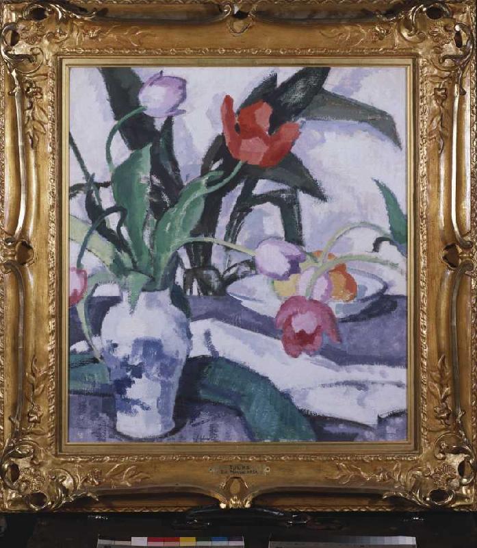 Rote und fliederfarbene Tulpen in einer Vase. de Samuel John Peploe