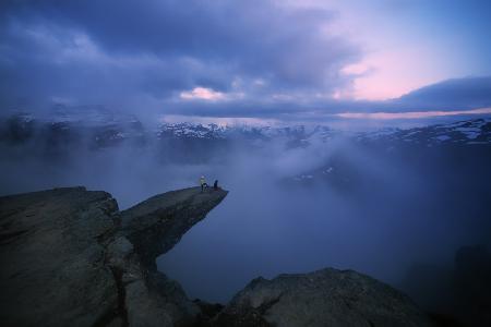 Dangerous games on Trolltunga