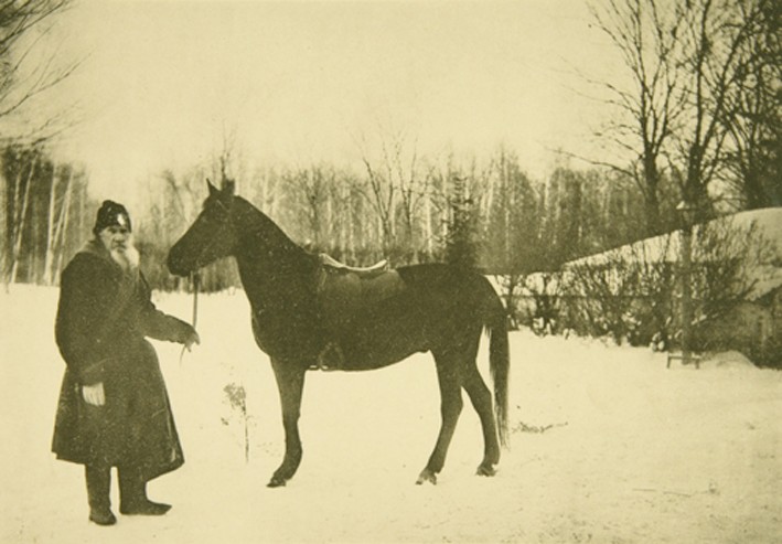 Leo Tolstoy with a Horse in Yasnaya Polyana de Sophia Andreevna Tolstaya