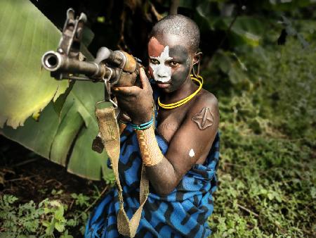 Surma girl with AK47