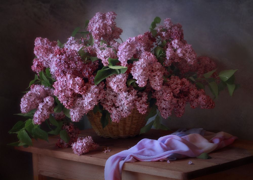 With a basket of lilacs de Tatyana Skorokhod (Татьяна