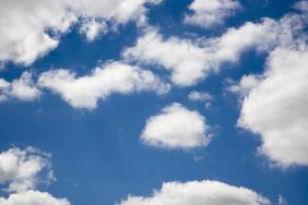 Wolken und blauer Himmel