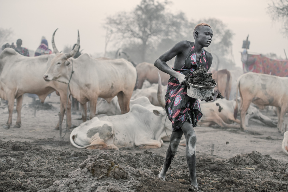 Mundari girl at work de Trevor Cole