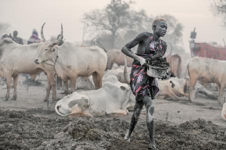 Mundari girl at work