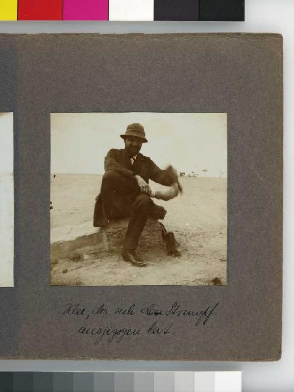 Fotoalbum Tunisreise, 1914. Blatt 6, Vorderseite rechts: beschriftet "Klee, der sich den Strumpf aus de Unbekannter Künstler