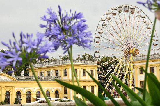 Riesenrad und Putte de Uwe Zucchi