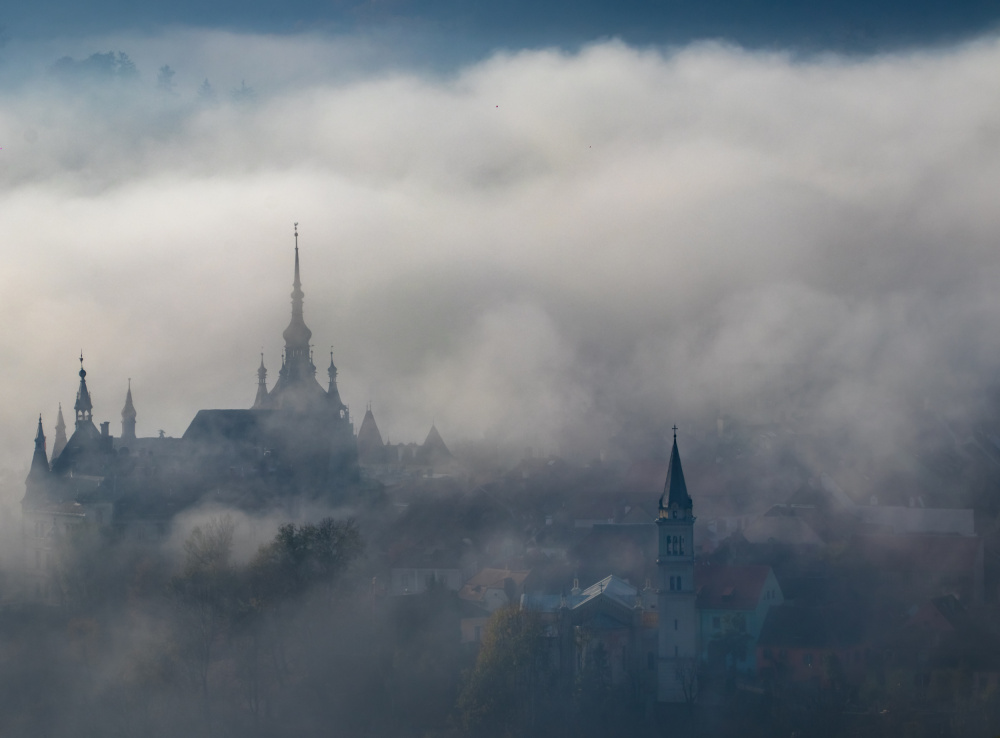 Dense fog over old town de Vio Oprea