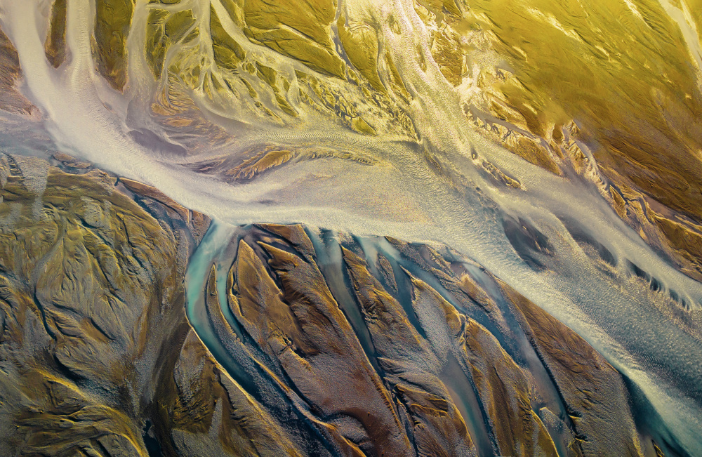 Spectral Serenity: Glacial Rivers at Sunset de Wei (David) Dai