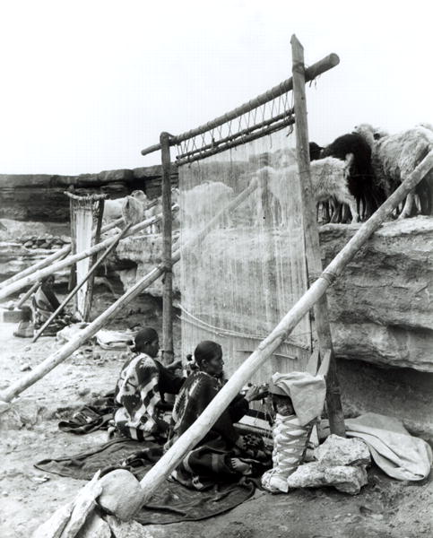 Navajo weavers, c.1914 (b/w photo)  de William J. Carpenter