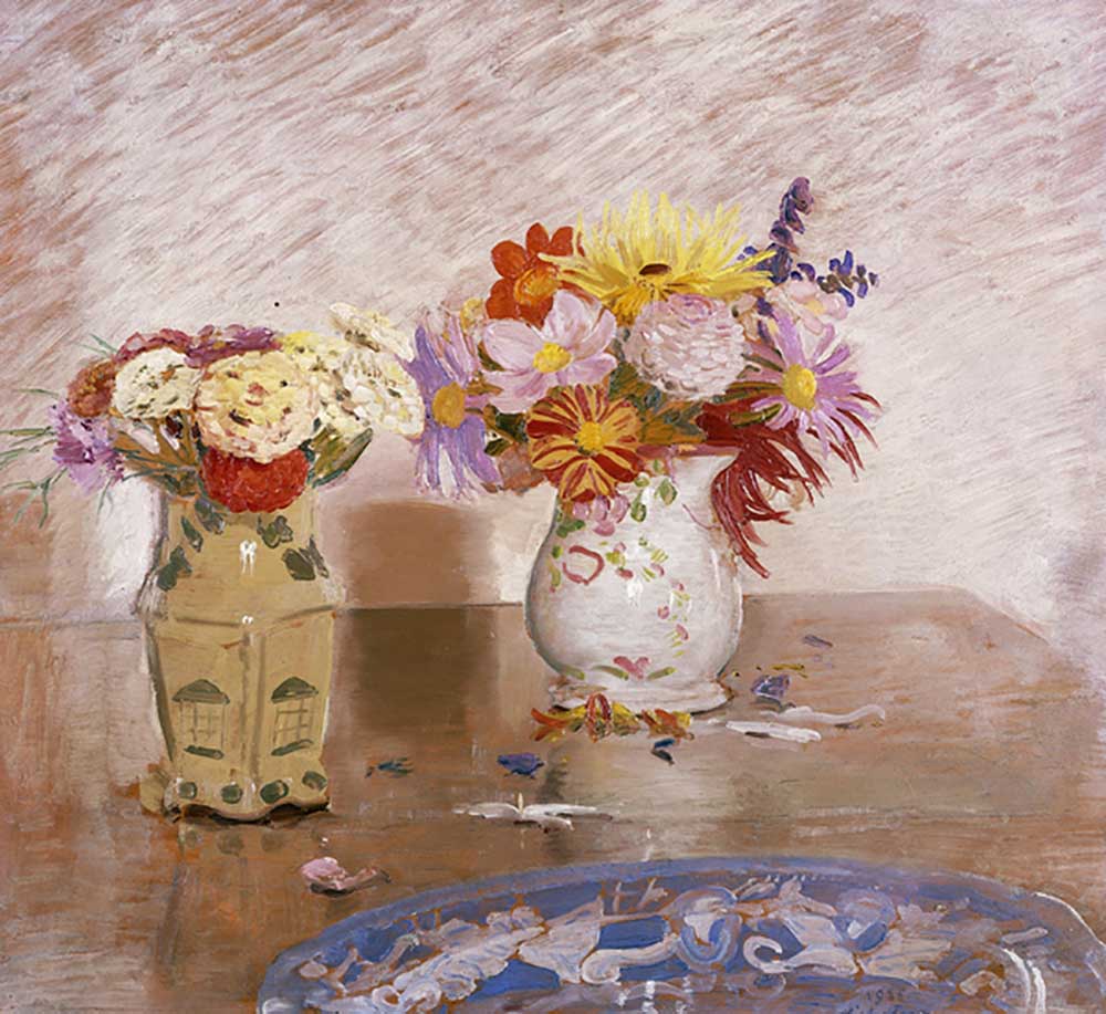 Two Vases of Flowers and a Blue Plate, 1925 de William Nicholson