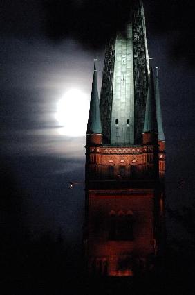 Vollmond hinter Hamburger St. Johannis-Kirche